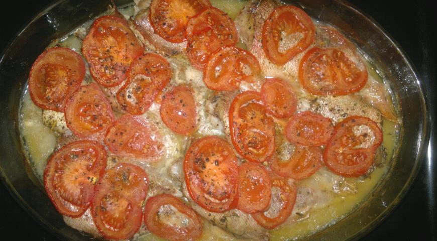 Фото приготовления рецепта: Запечённый морской окунь с помидорами, шаг №6