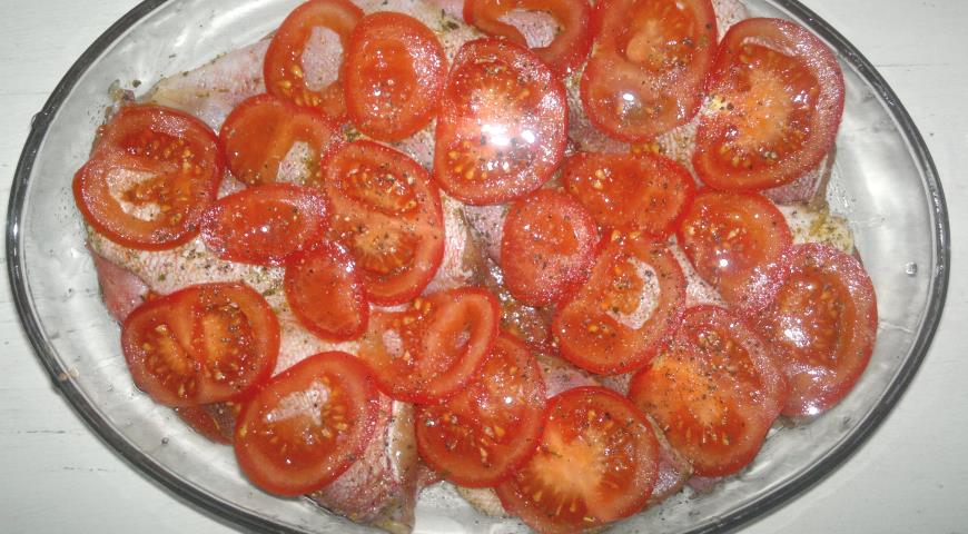 Фото приготовления рецепта: Запечённый морской окунь с помидорами, шаг №5