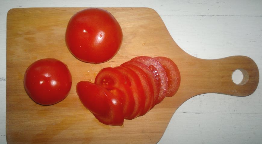 Фото приготовления рецепта: Запечённый морской окунь с помидорами, шаг №3