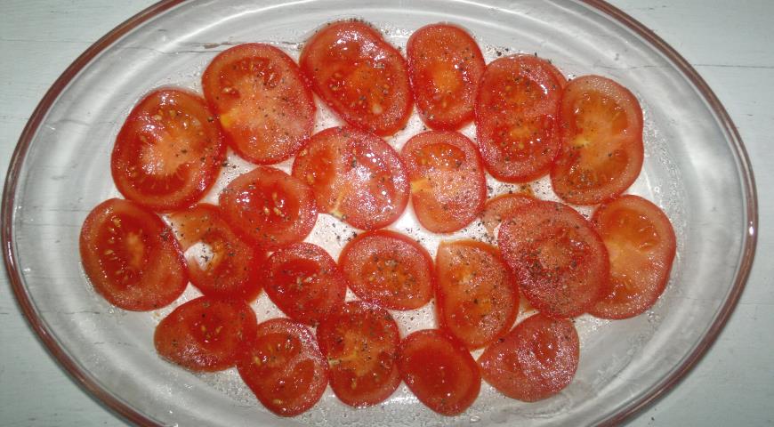 Фото приготовления рецепта: Запечённый морской окунь с помидорами, шаг №4