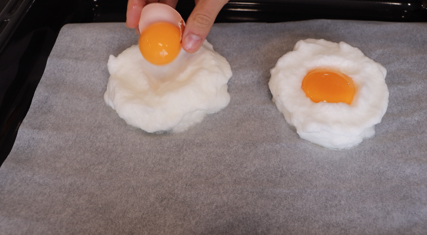 Фото приготовления рецепта: Завтрак из яиц (лучше, чем яйцо пашот!), шаг №2