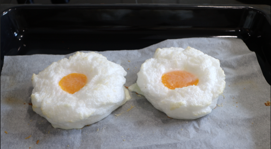 Фото приготовления рецепта: Завтрак из яиц (лучше, чем яйцо пашот!), шаг №3