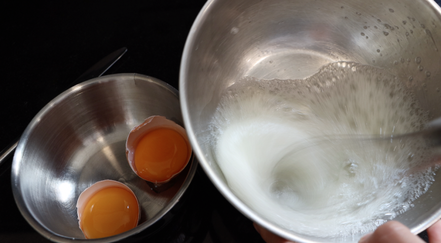 Фото приготовления рецепта: Завтрак из яиц (лучше, чем яйцо пашот!), шаг №1