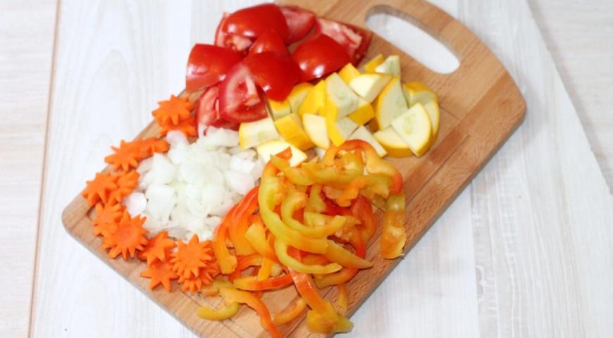 Фото приготовления рецепта: Закуска из овощей в сметанном соусе, шаг №1