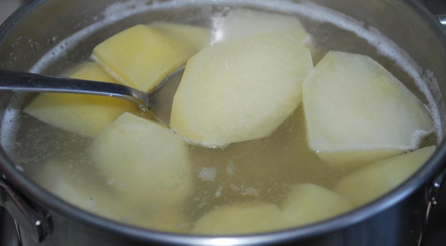 Фото приготовления рецепта: Картофельная запеканка с курицей, шаг №1
