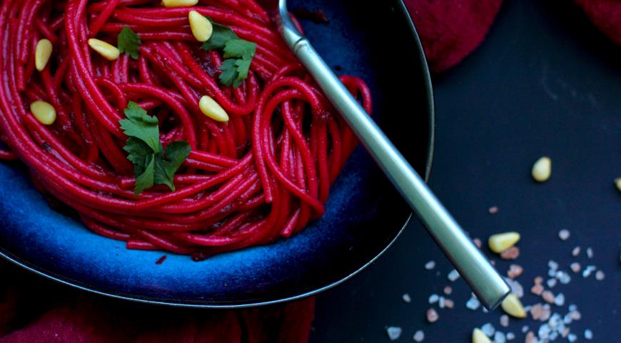 Фото приготовления рецепта: Спагетти в свекольном соусе, шаг №4