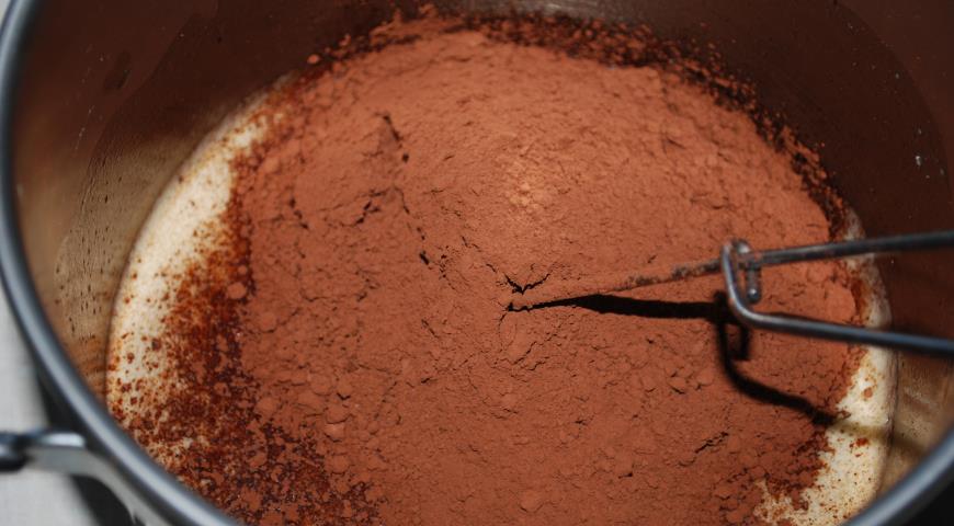 Фото приготовления рецепта: Шоколадный торт с вишней, шаг №3