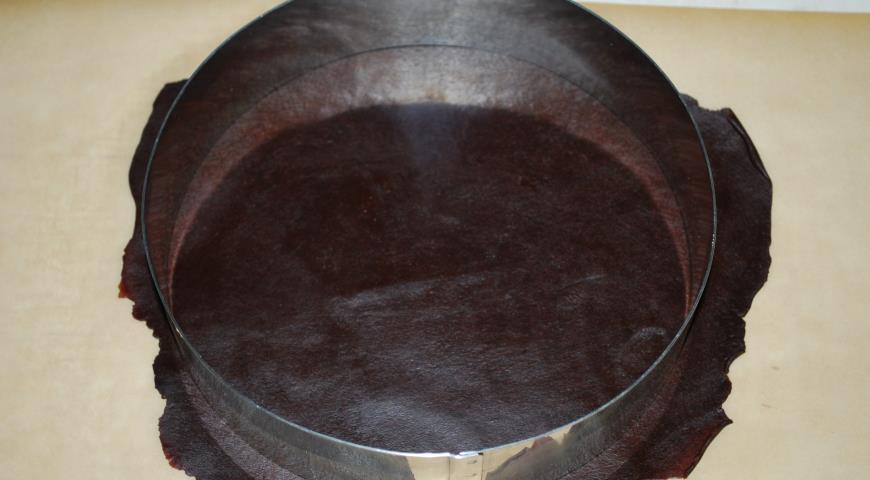 Фото приготовления рецепта: Шоколадный торт с вишней, шаг №5