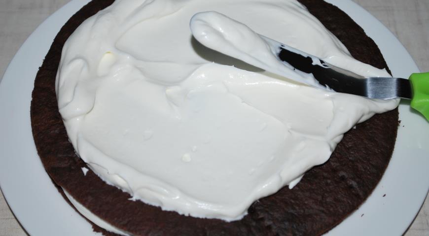 Фото приготовления рецепта: Шоколадный торт с пряной вишней, шаг №8