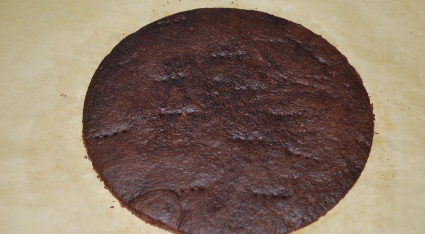 Фото приготовления рецепта: Шоколадный торт с пряной вишней, шаг №6