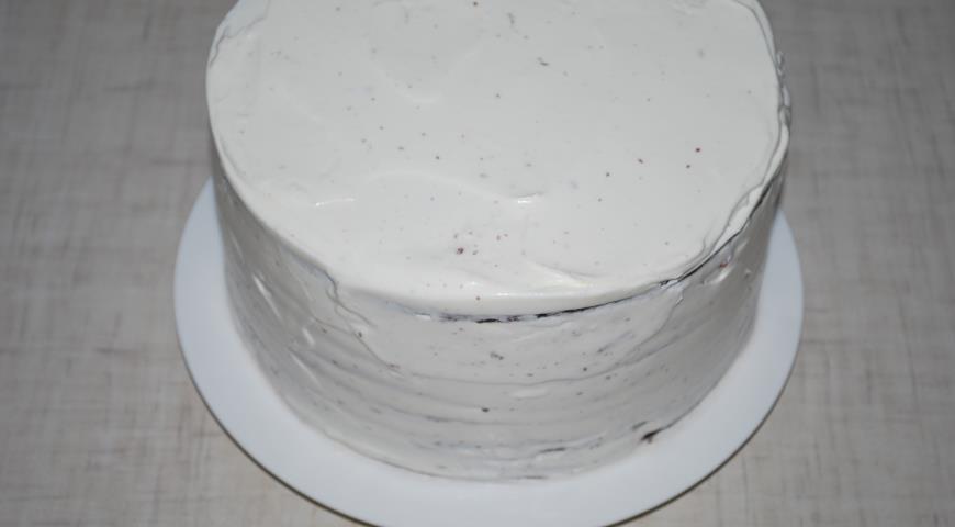 Фото приготовления рецепта: Шоколадный торт с пряной вишней, шаг №9