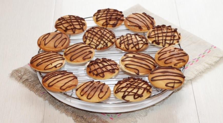 Фото приготовления рецепта: Печенье с шоколадом и шафраном, шаг №9