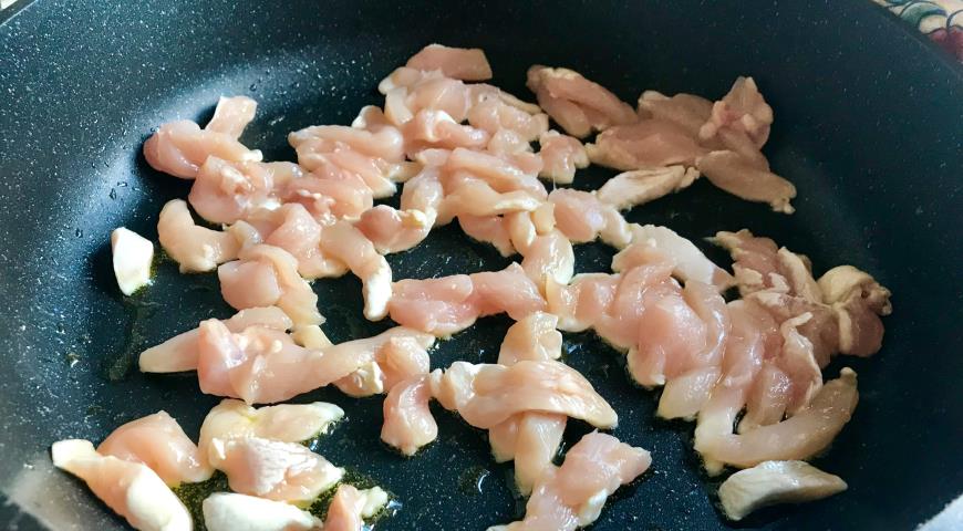 Фото приготовления рецепта: Феттучине с курицей и грибами в сливочном соусе , шаг №2