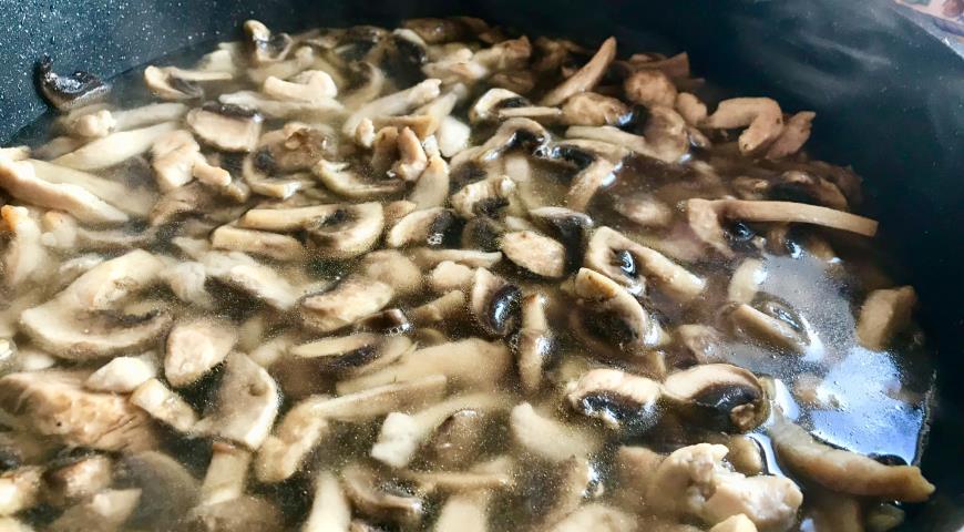 Фото приготовления рецепта: Феттучине с курицей и грибами в сливочном соусе , шаг №6
