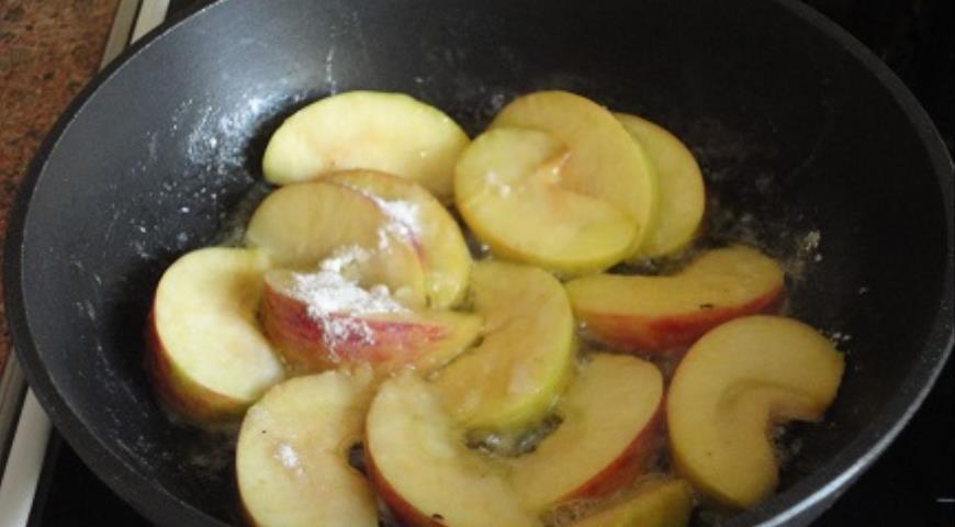 Фото приготовления рецепта: Утка с яблоками в апельсиновом соусе, шаг №3