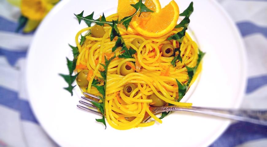 Фото приготовления рецепта: Спагетти с апельсиновым соусом и листьями одуванчика, шаг №4