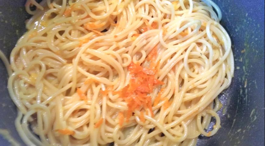 Фото приготовления рецепта: Спагетти с апельсиновым соусом и листьями одуванчика, шаг №3
