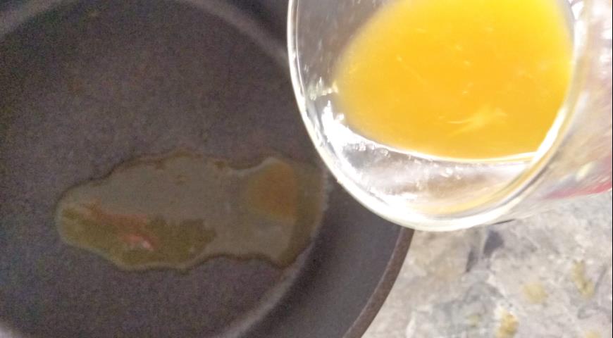 Фото приготовления рецепта: Спагетти с апельсиновым соусом и листьями одуванчика, шаг №2