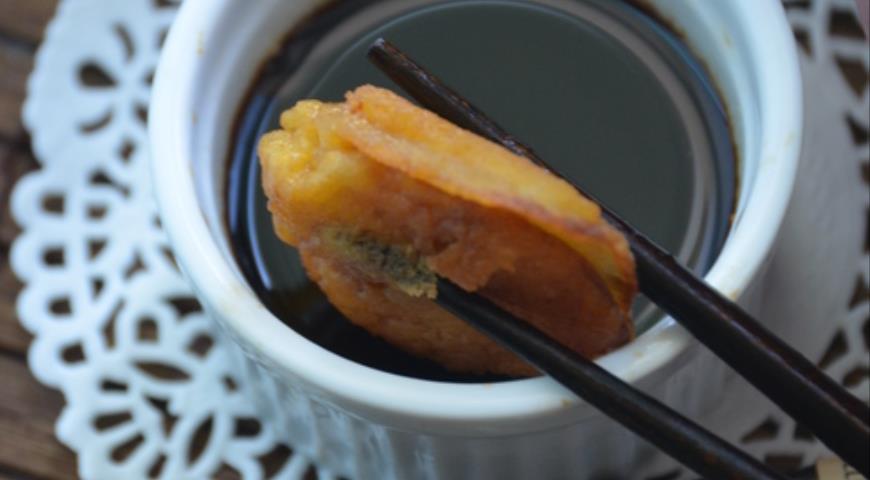 Фото приготовления рецепта: Креветки в картофеле , шаг №7