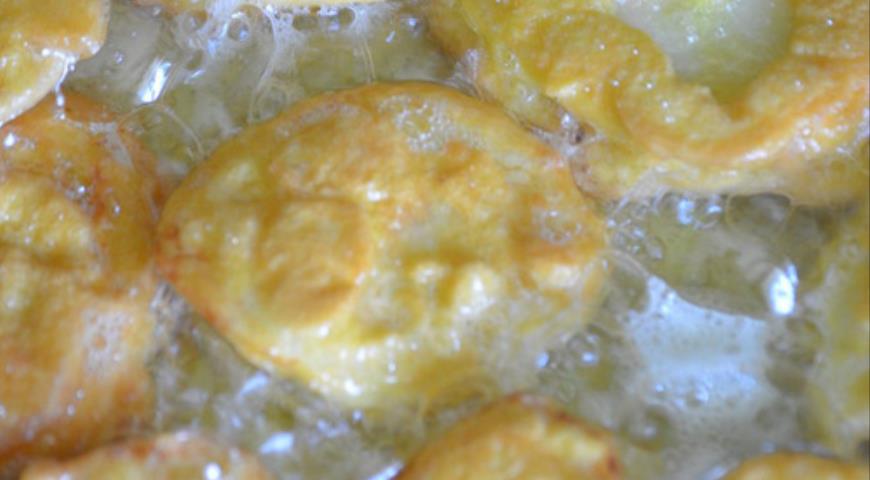 Фото приготовления рецепта: Креветки в картофеле , шаг №6