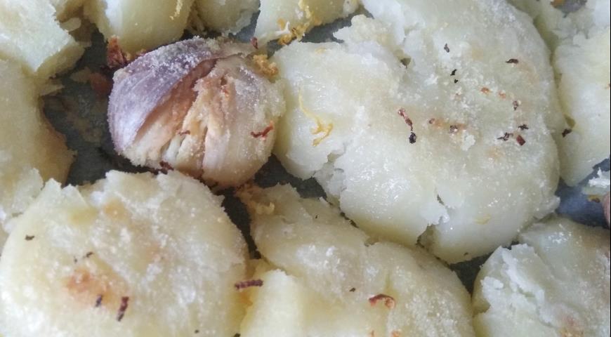 Фото приготовления рецепта: Запеченный картофель с пикантным салатом, шаг №4
