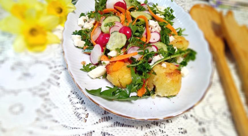 Фото приготовления рецепта: Запеченный картофель с пикантным салатом, шаг №8