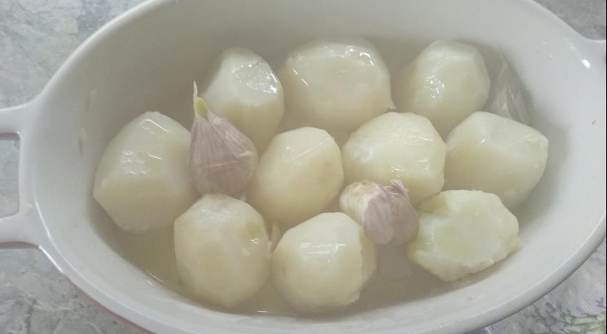 Фото приготовления рецепта: Запеченный картофель с пикантным салатом, шаг №3