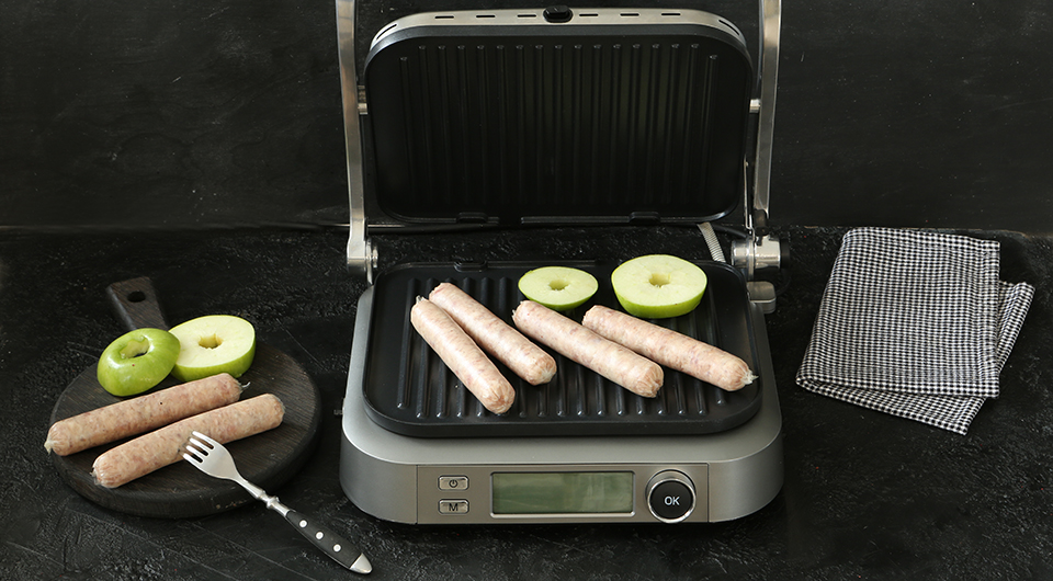 Фото приготовления рецепта: Горячие роллы с колбасками на гриле в лаваше, с яблочным майонезом, шаг №1