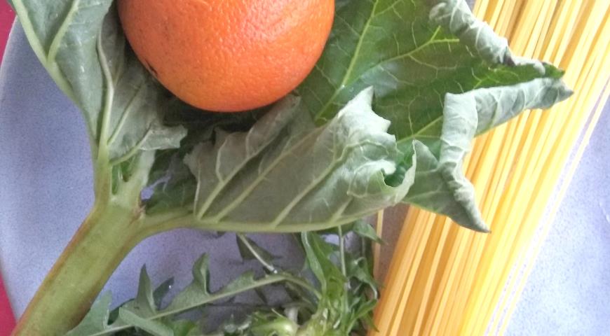 Фото приготовления рецепта: Спагетти с апельсиновым соусом и листьями одуванчика, шаг №1