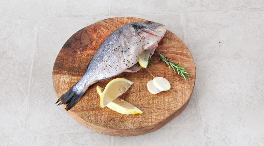 Фото приготовления рецепта: Рыба с картошкой в духовке, шаг №3
