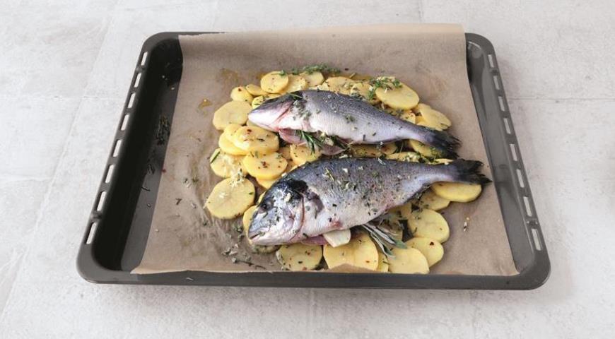 Фото приготовления рецепта: Рыба с картошкой в духовке, шаг №6