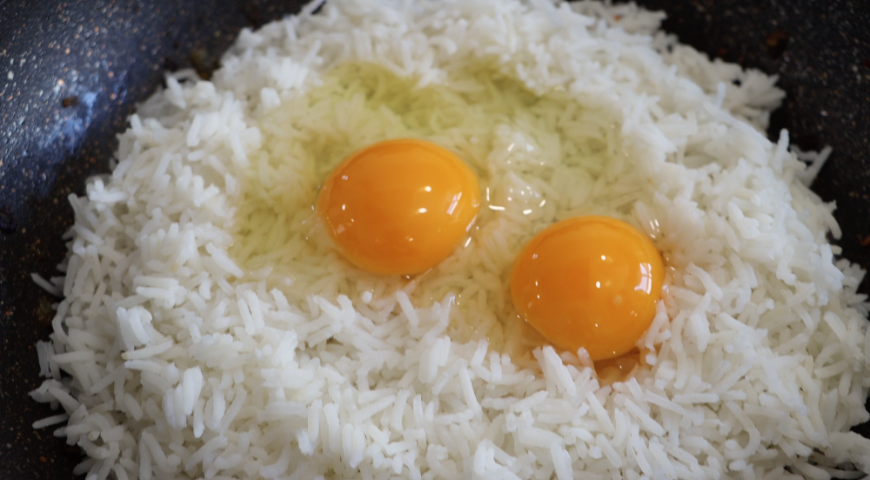 Фото приготовления рецепта: Рис с овощами и соевым соусом, шаг №2