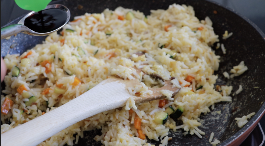 Фото приготовления рецепта: Рис с овощами и соевым соусом, шаг №3