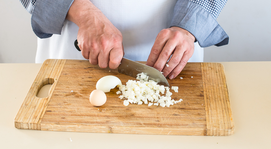 Фото приготовления рецепта: Окрошка на квасе с горчицей, шаг №8