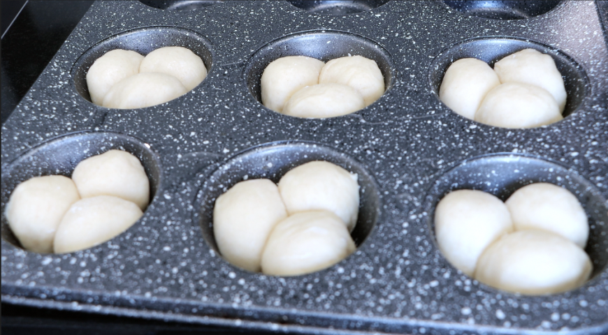 Фото приготовления рецепта: Бомбические булочки без замеса , шаг №3