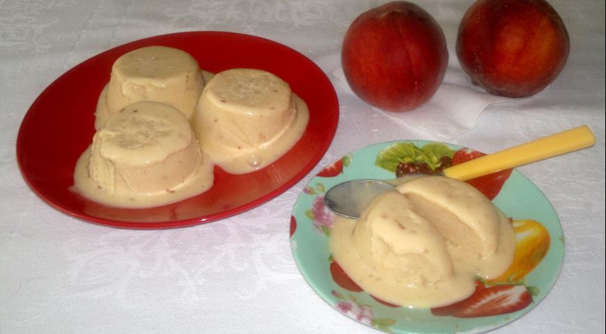 Фото приготовления рецепта: Домашнее сливочно-персиковое мороженое, шаг №12