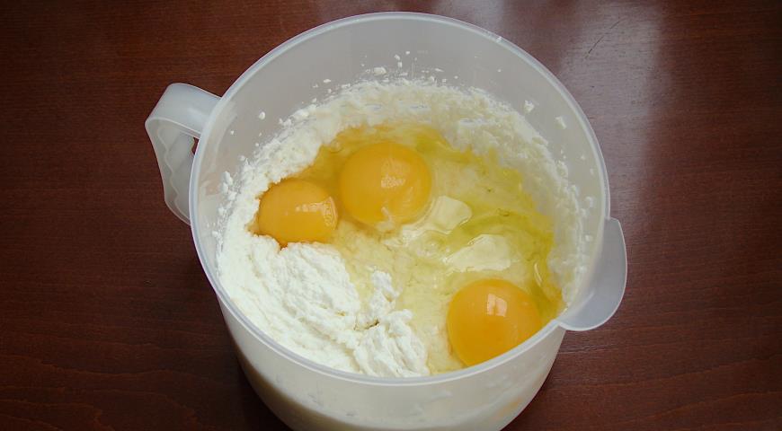 Фото приготовления рецепта: Простой творожный кекс, шаг №4