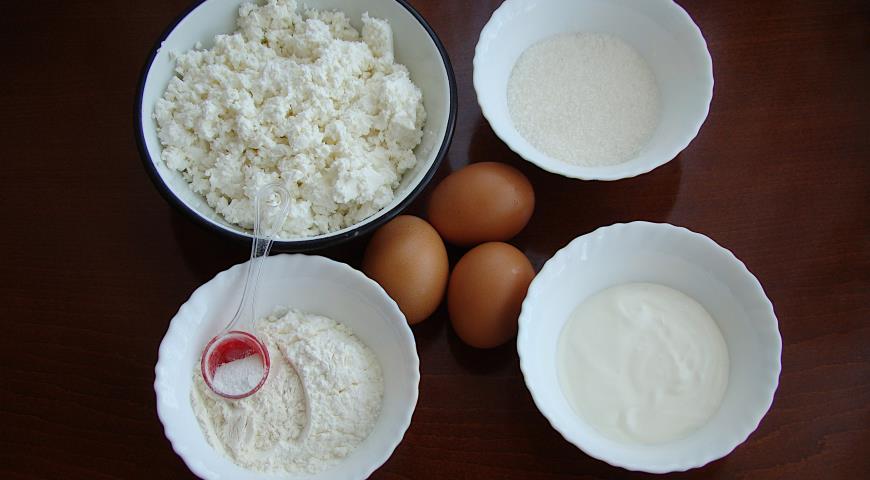 Фото приготовления рецепта: Песочный пирог с творогом и вишней, шаг №5