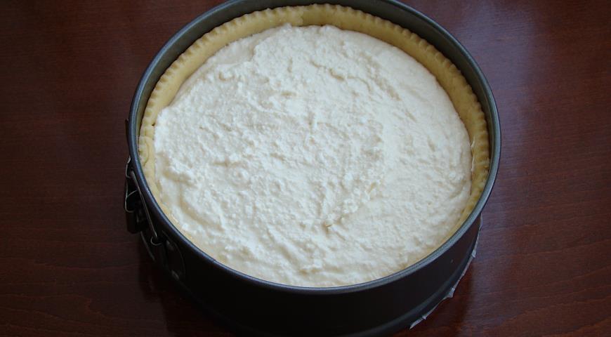 Фото приготовления рецепта: Песочный пирог с творогом и вишней, шаг №7