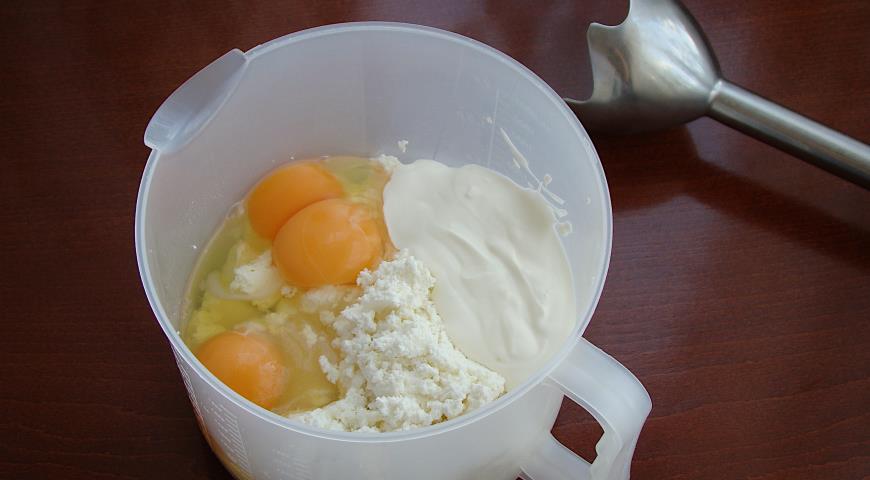 Фото приготовления рецепта: Песочный пирог с творогом и вишней, шаг №6