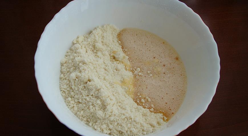 Фото приготовления рецепта: Песочный пирог с творогом и вишней, шаг №4