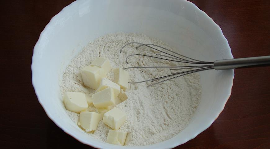 Фото приготовления рецепта: Песочный пирог с творогом и вишней, шаг №2