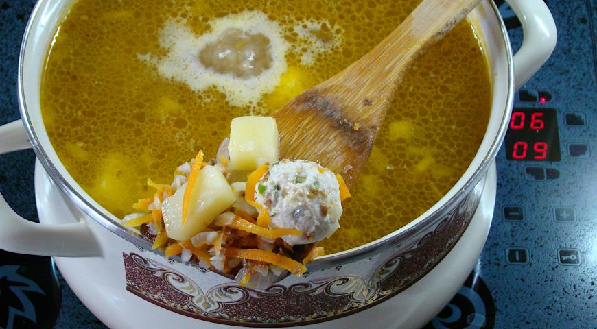 Фото приготовления рецепта: Суп с фрикадельками и гречкой, шаг №7