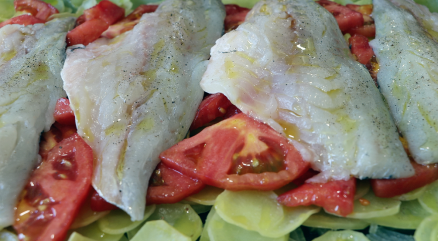 Фото приготовления рецепта: Рыба с картофелем в духовке , шаг №3