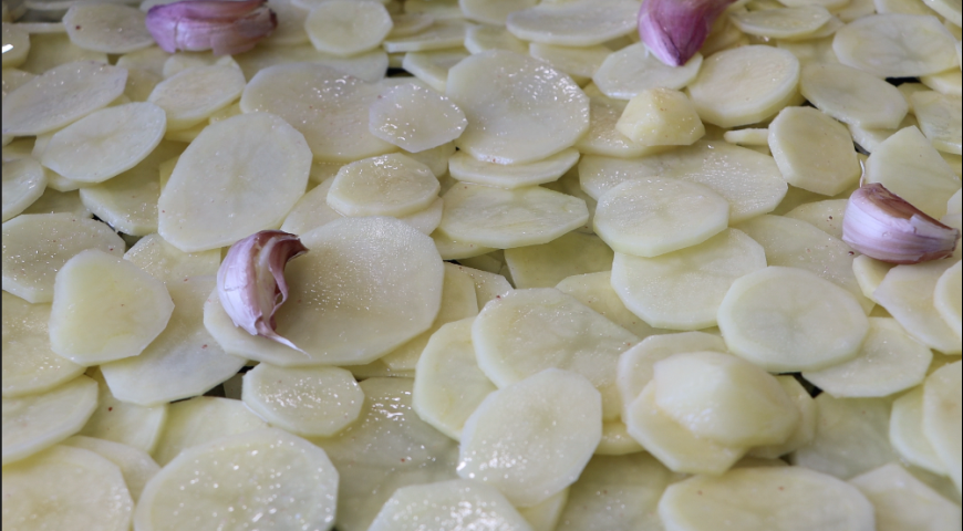 Фото приготовления рецепта: Рыба с картофелем в духовке , шаг №2