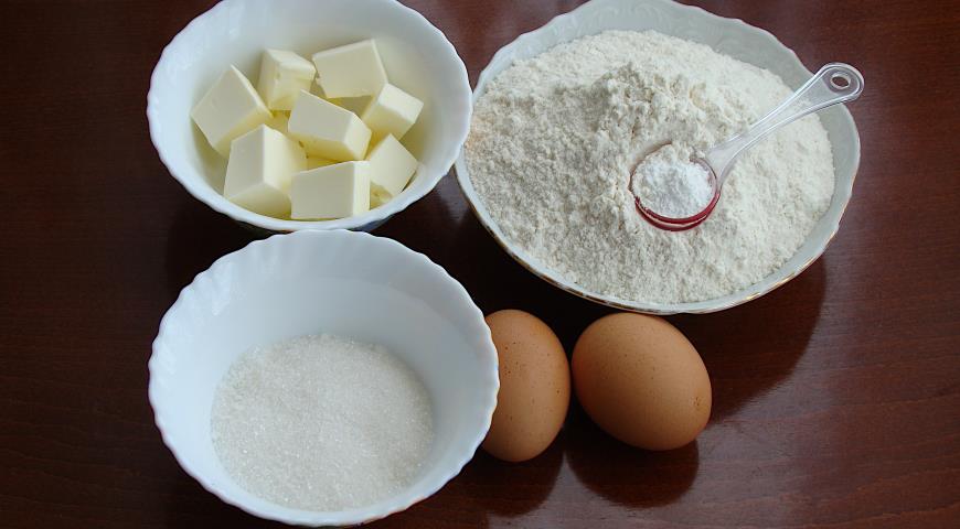 Фото приготовления рецепта: Песочный пирог с творогом и вишней, шаг №1