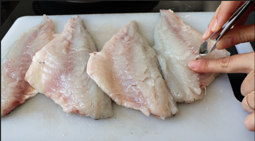 Фото приготовления рецепта: Рыба с картофелем в духовке , шаг №1