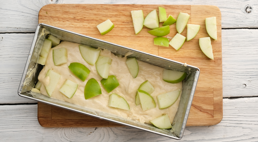 простая шаротка с яблоками, выложите тесто и яблоки в форму