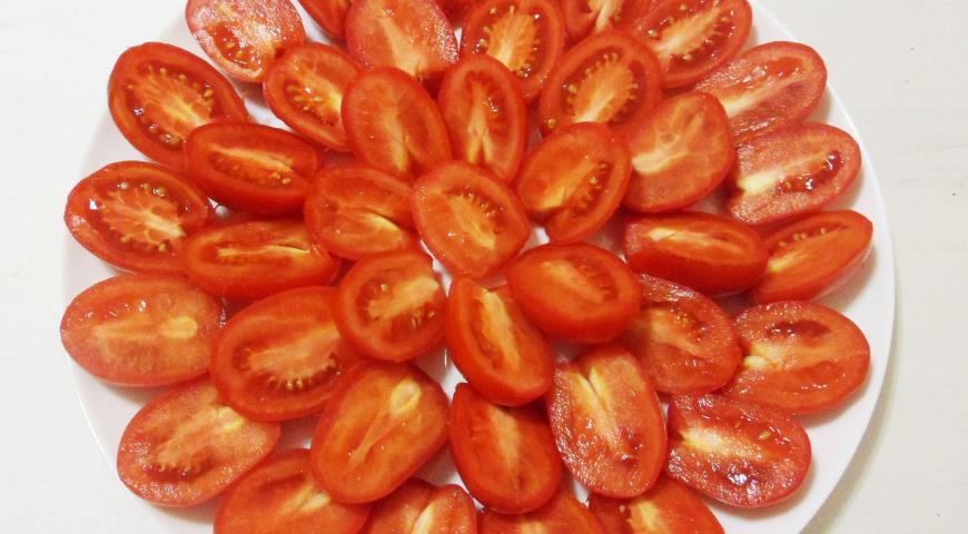 Вяленые помидоры, положить помидоры срезом вверх и посолить