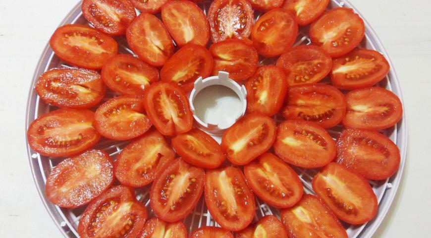 Вяленые помидоры, выложить помидоры на сушилку